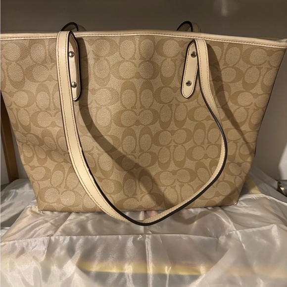 Coach X Disney Minnie Mouse collab‎ tan tote - Picture 2 of 9